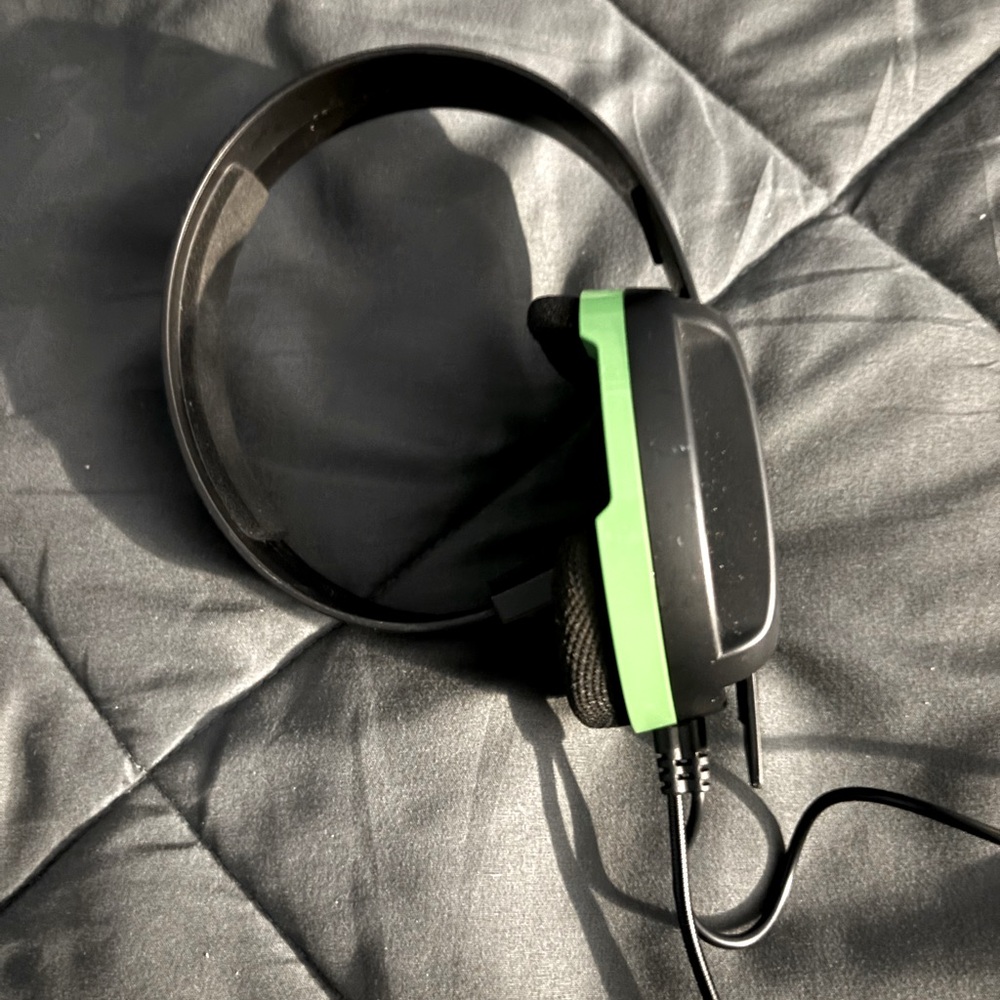 Videogaming mic with speakers